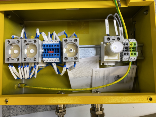 Пост управления из нержавещей стали с лампой и кнопками, желтого цвета, вид изнутри